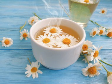 Tahta arka planda papatya çayı çiçeği çiçeği.