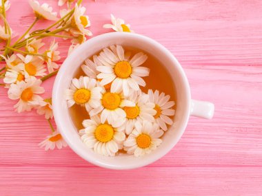 Tahta arka planda papatya çayı çiçeği çiçeği.