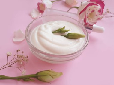 Kozmetik krem, renkli bir arka planda gül çiçeği