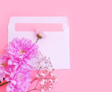 Zarf ve çiçek renkli bir arkaplan kartı üzerinde