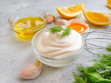 Beton zeminde taze mayonez.