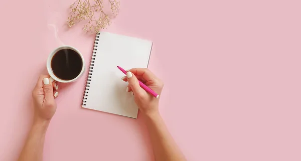 Weibliche Hände Mit Einer Tasse Kaffee Notizbuch Auf Farbigem Hintergrund — Stockfoto