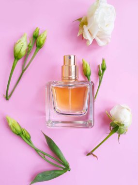 Renkli arka planda bir şişe parfümü çiçeği.