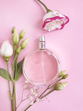 Renkli arka planda bir şişe parfümü çiçeği.