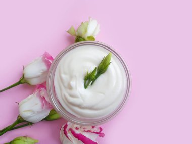Kozmetik krem, renkli bir arka planda gül çiçeği