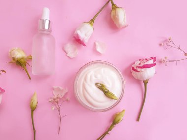 Kozmetik krem, renkli bir arka planda gül çiçeği