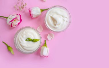 Kozmetik krem, renkli bir arka planda gül çiçeği