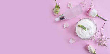 Kozmetik krem, renkli bir arka planda gül çiçeği