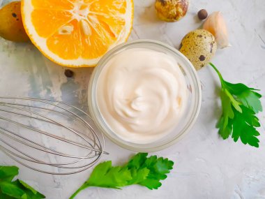 Beton zeminde taze mayonez.