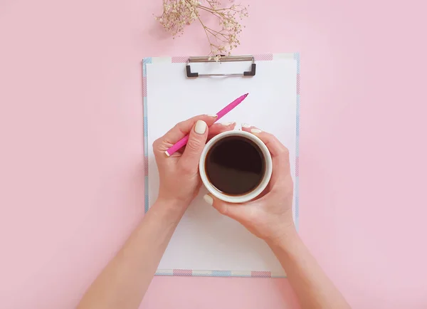 Mãos Femininas Segurando Uma Xícara Café Caderno Fundo Colorido — Fotografia de Stock