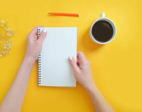 Mãos Femininas Segurando Uma Xícara Café Caderno Fundo Colorido — Fotografia de Stock