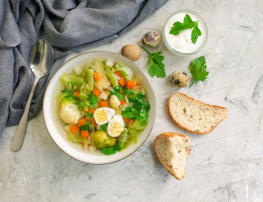 Sebze çorbası, çimento kaplı bıldırcın yumurtası.