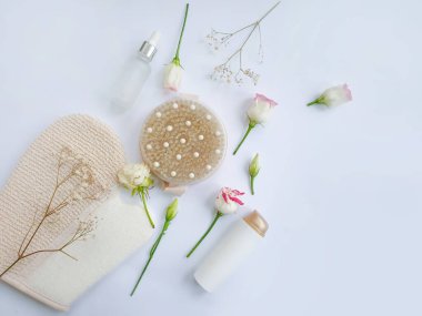 Masaj fırçası, renkli bir arka planda çiçek