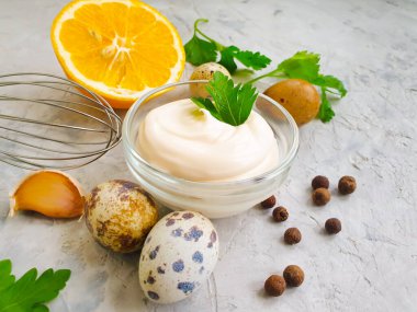  Beton zeminde taze mayonez.