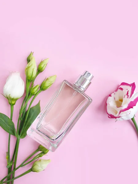 Bouteille Parfum Fleur Sur Fond Coloré — Photo