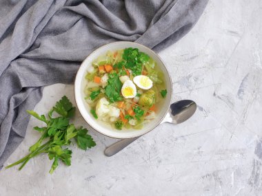 Sebze çorbası, çimento kaplı bıldırcın yumurtası.