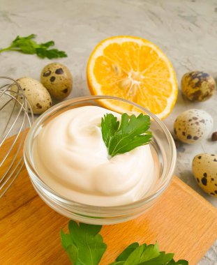 Beton arka plan mutfağında taze mayonez sağlıklı.