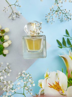 Renkli arka planda bir şişe parfümü çiçeği.