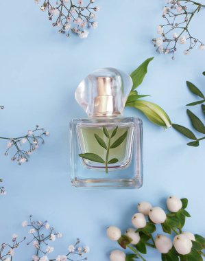 Renkli arka planda bir şişe parfümü çiçeği.