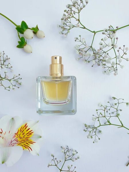 Fles Parfum Bloem Een Gekleurde Achtergrond — Stockfoto