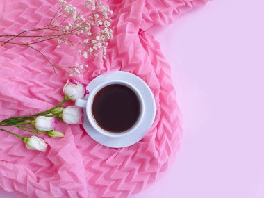 Bir fincan kahve çiçeği renkli bir arka planda güldü.