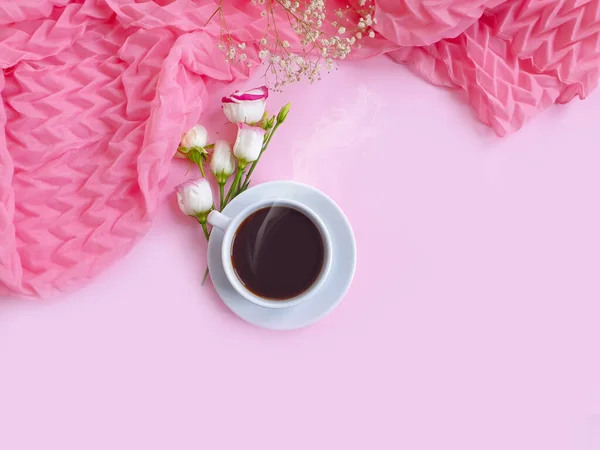 Kopje Koffie Bloem Roos Een Gekleurde Achtergrond — Stockfoto