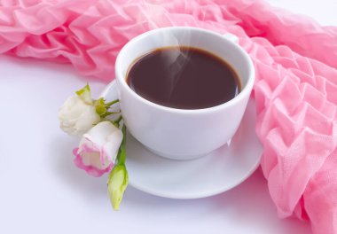 Bir fincan kahve çiçeği renkli bir arka planda güldü.