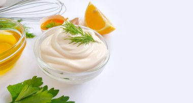  Ev yapımı mayonez, bıldırcın yumurtası, beyaz arka planda limon.