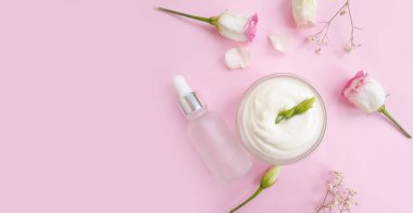 Kozmetik krem, renkli bir arka planda gül çiçeği