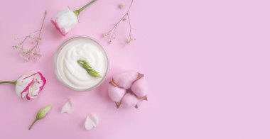 Kozmetik krem, renkli bir arka planda gül çiçeği
