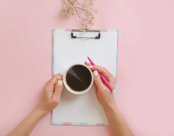 Weibliche Hände Mit Einer Tasse Kaffee Notizbuch Auf Farbigem Hintergrund — Stockfoto