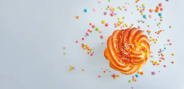 Renkli Arka Planda Tatlı Bir Pasta — Stok fotoğraf