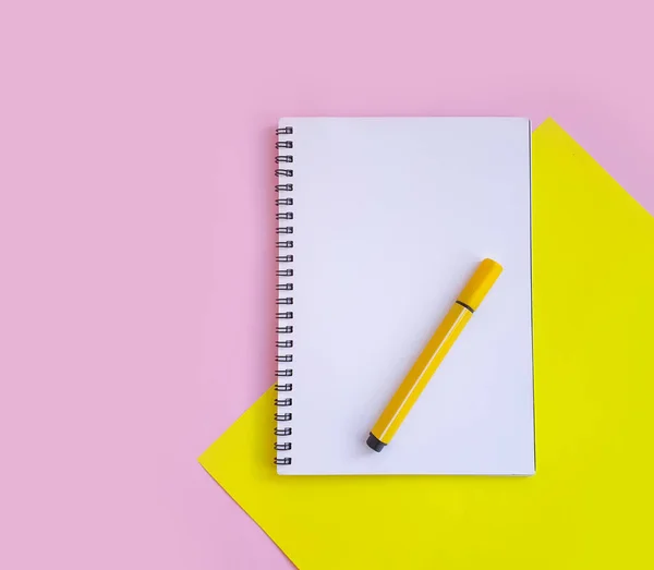 色のついた紙を背景にしたノート型のフェルトペン — ストック写真