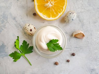 Beton zeminde taze mayonez.