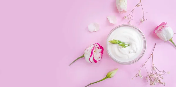 Creme Cosmético Rosa Flor Fundo Colorido — Fotografia de Stock