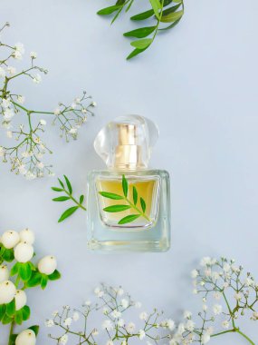 Renkli arka planda bir şişe parfümü çiçeği.