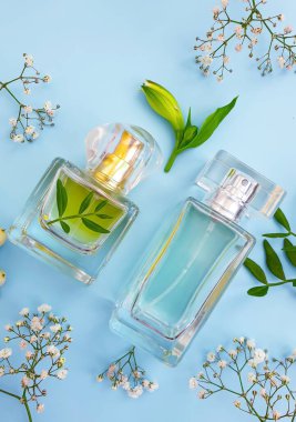 Renkli arka planda bir şişe parfümü çiçeği.