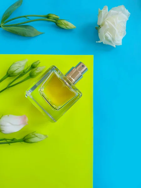 瓶の香水の花の色を背景に — ストック写真
