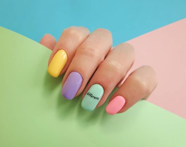 Kadın eli. Renkli arka planda güzel bir manikür.