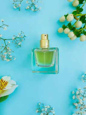 Renkli arka planda bir şişe parfümü çiçeği.