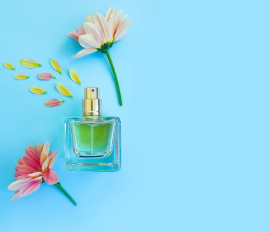 Renkli arka planda bir şişe parfümü çiçeği.