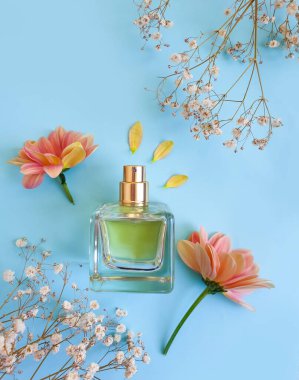 Renkli arka planda bir şişe parfümü çiçeği.