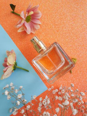 Renkli arka planda bir şişe parfümü çiçeği.