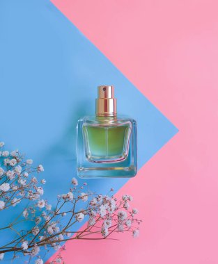 Renkli arka planda bir şişe parfümü çiçeği.