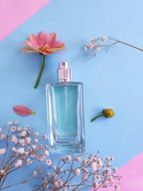 Renkli arka planda bir şişe parfümü çiçeği.