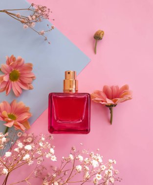 Renkli arka planda bir şişe parfümü çiçeği.