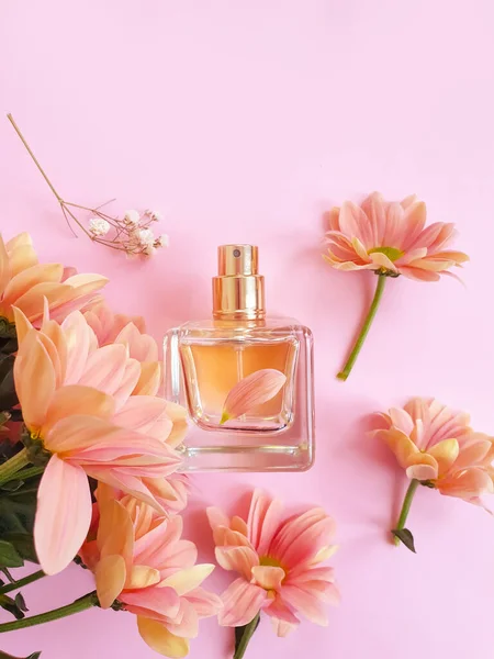 Bouteille Parfum Fleur Sur Fond Coloré — Photo