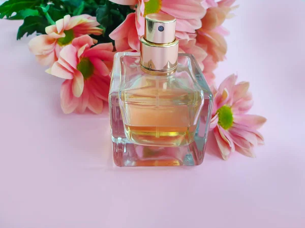 Bouteille Parfum Fleur Sur Fond Coloré — Photo