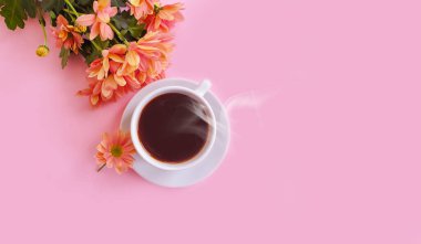  Renkli arka planda bir fincan kahve çiçeği.