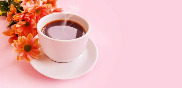 Kopje Koffie Bloem Een Gekleurde Achtergrond — Stockfoto